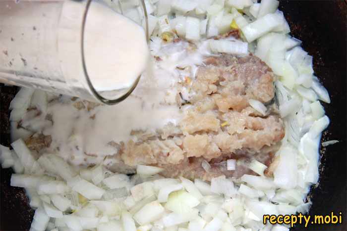 приготовление минтая в молочно-луковом соусе - фото шаг 4