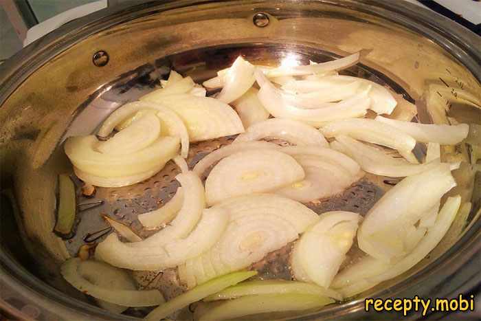 приготовление тушеной капуста с тушенкой на сковороде