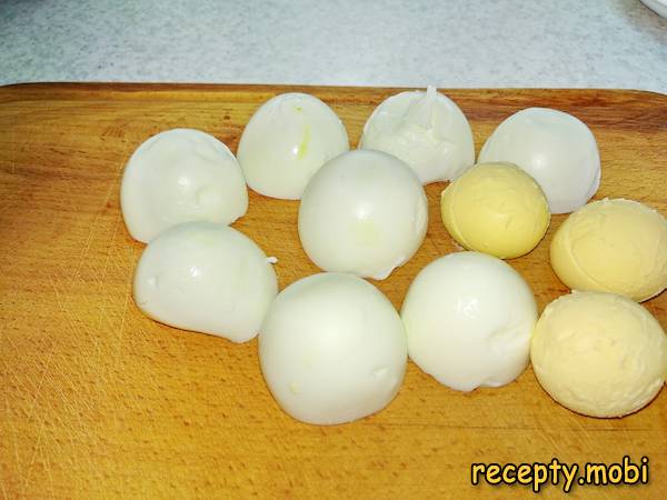 Яйца разделяем на желтки и белки - фото шаг 13