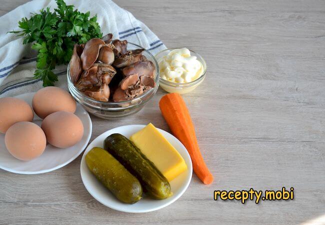 ингредиенты для салата с куриной печенью и солеными огурцами - фото шаг 1