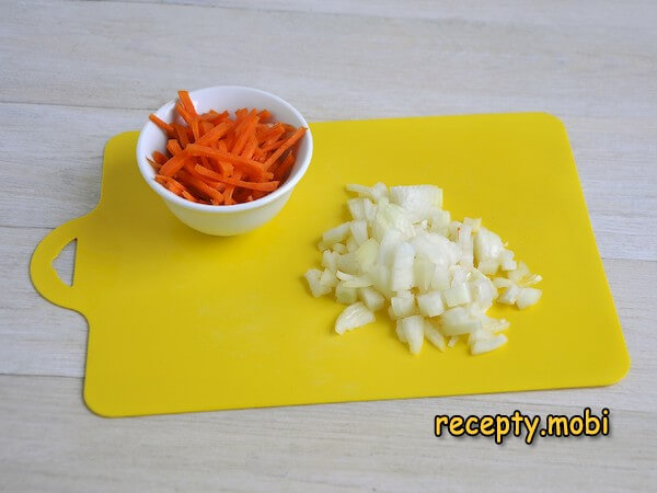 нарезанный лук и морковь - фото шаг 1