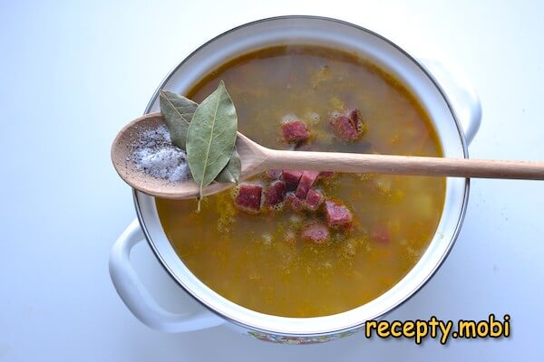 приготовление горохового супа с копченой колбасой - фото шаг 11