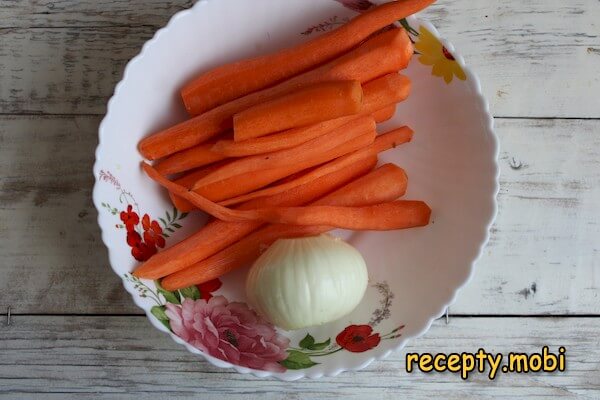 очищенный лук и морковь - фото шаг 4