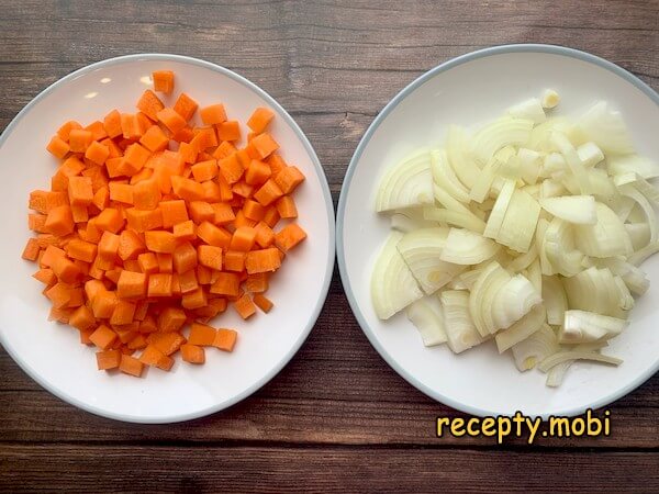 нарезанная морковь и лук - фото шаг 3