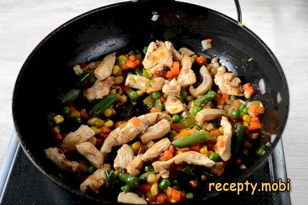 овощи с курицей на сковороде - фото шаг 8