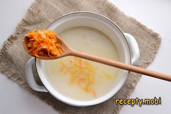 приготовление сырного супа с сосисками - фото шаг 8