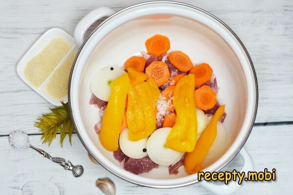 свинина с луком и морковью и солью и перцем в кастрюле - фото шаг 5