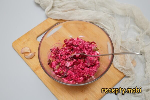 Salad of boiled beets with garlic and green onions