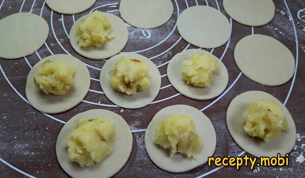 приготовление вареников на заварном тесте с картошкой - фото шаг 12