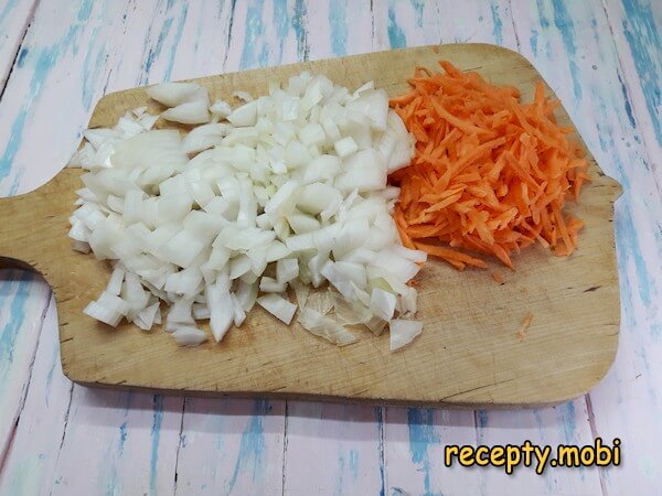 нарезанный лук и тертая морковь - фото шаг 2