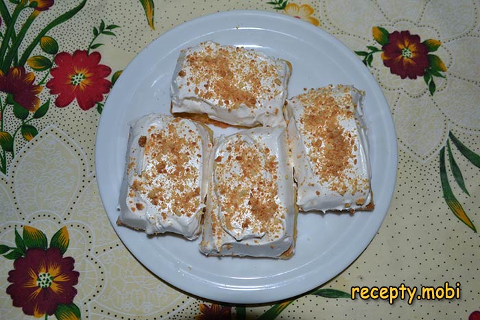 Lemon cakes with protein cream