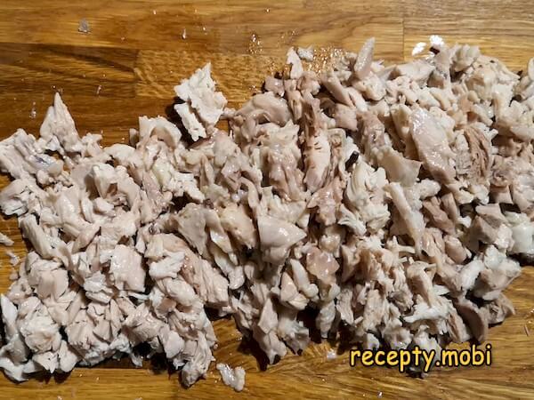 нарезанное мясо отварных куриных бедер - фото шаг 3