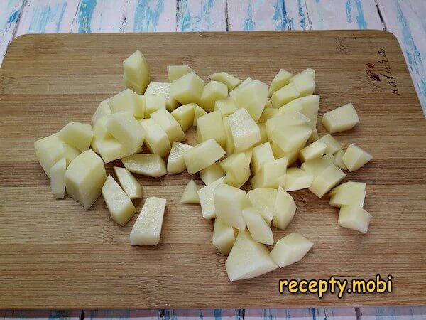 нарезанный кубиками картофель - фото шаг 2