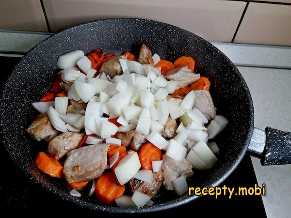 свинина, морковь и лук на сковороде - фото шаг 22