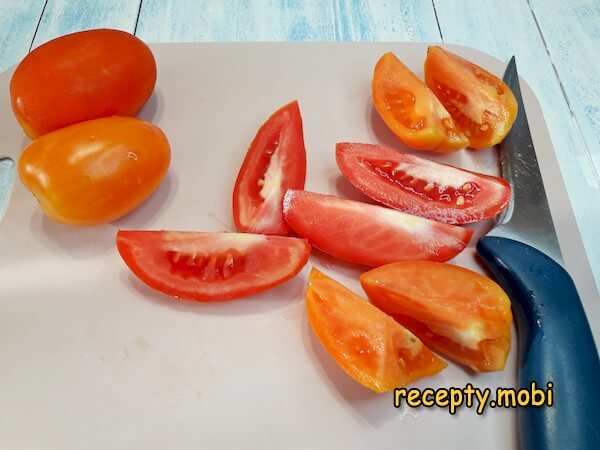 нарезанный помидор дольками - фото шаг 2