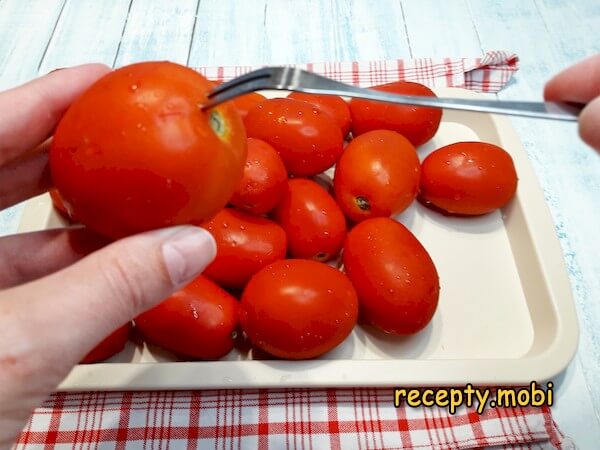 проколотые помидоры - фото шаг 2