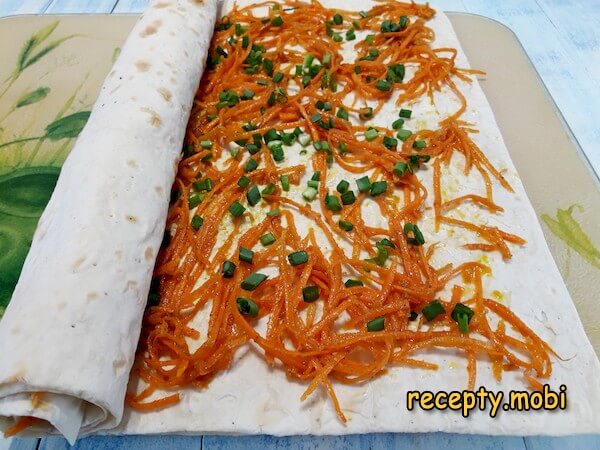 приготовление рулета из лаваша с корейской морковью - фото шаг 12