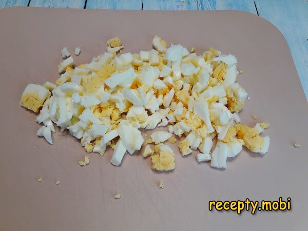 нарезанное вареное куриное яйцо - фото шаг 2