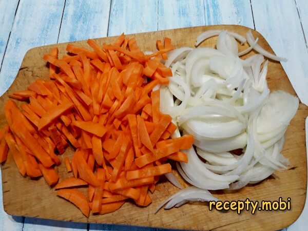 нарезанная морковь и лук - фото шаг 6