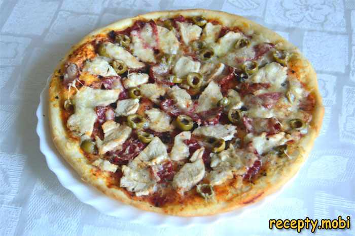 Пицца с салями, курицей и оливками