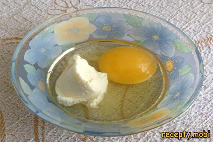 взбиваем яйцо со сливками