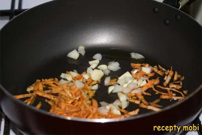 жарим лук, чеснок и морковь - фото шаг 7