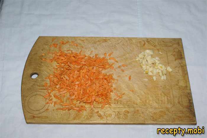 Морковь и чеснок нарезанный
