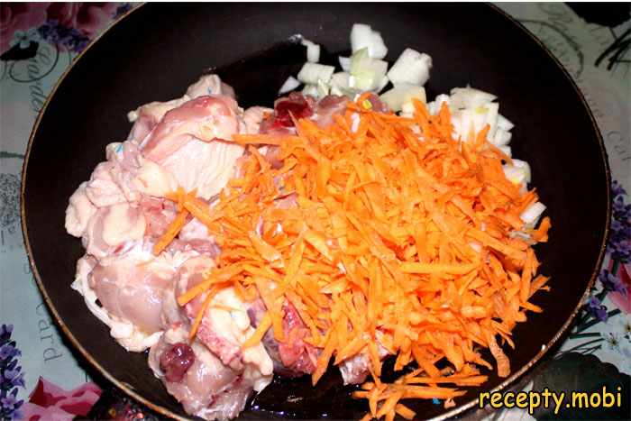 куриное мясо, нашинкованная морковь и нарезанный лук
