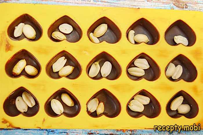 добавим арахис к застывшему шоколаду - фото шаг 15
