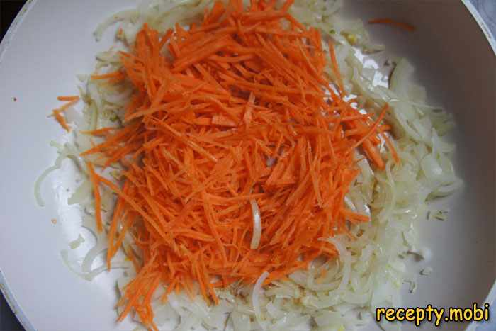 Измельчённую морковку высыпаю в сковороду к луку