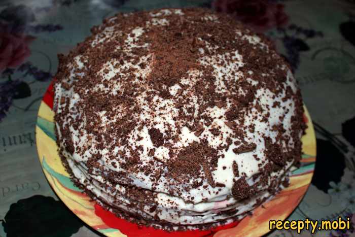 шоколадной крошкой посыпаем торт