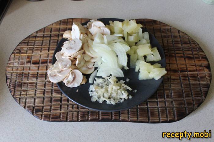 Chopped champignons, onions, pineapples and garlic - photo step 2