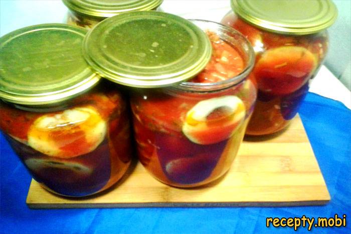 Залейте томатным маринадом банки с кабачками - фото шаг 7