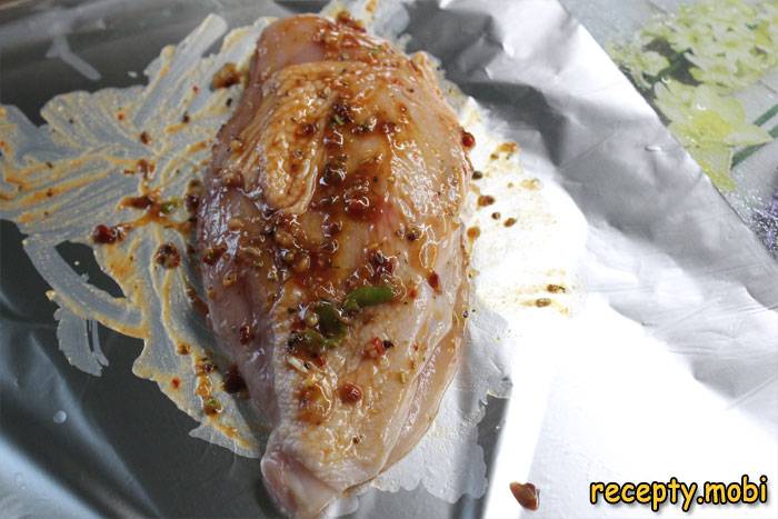 Куриная грудка в остром соусе с чили в фольге - фото шаг 6