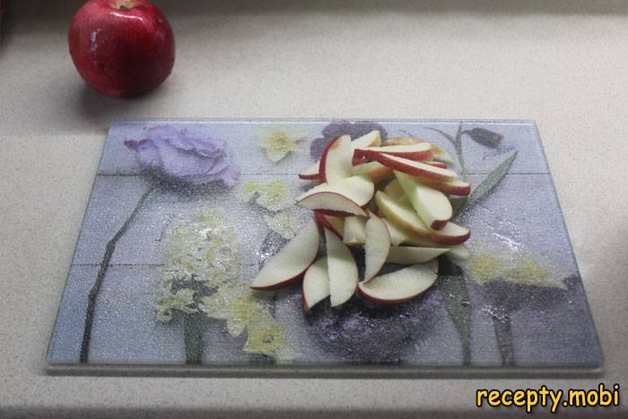нарезать яблоки на пластинки - фото шаг 1
