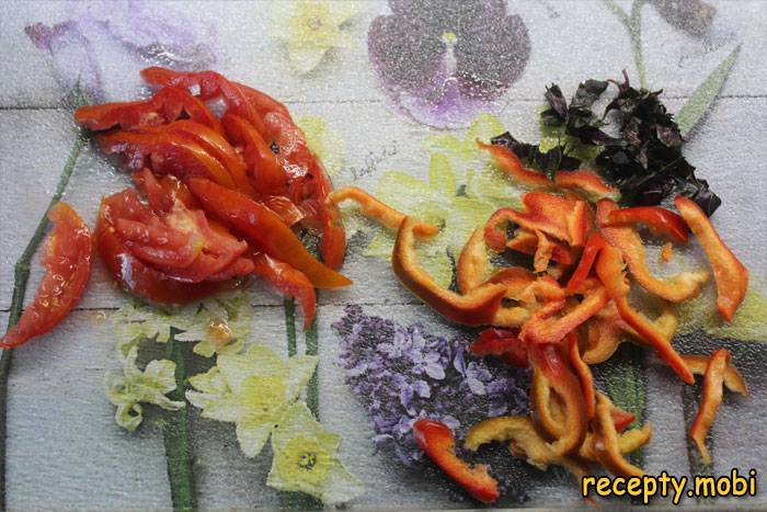 Измельчить перец и томаты полукольцами и базилик - фото шаг 1