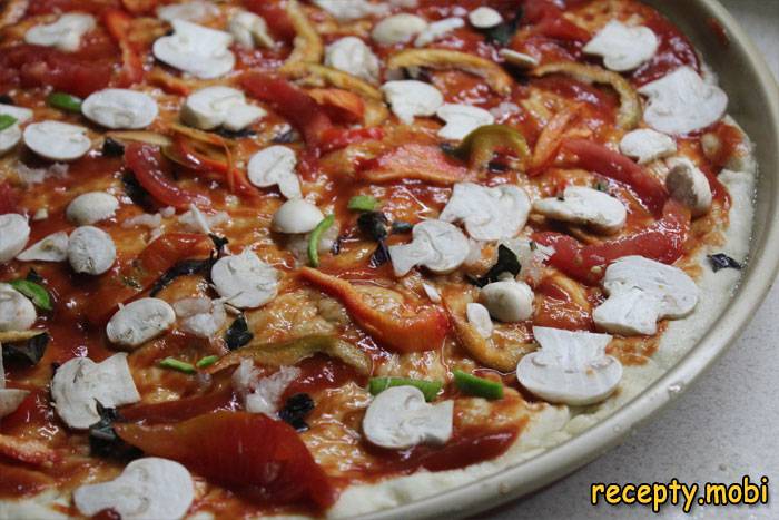 Выложить на пиццу ломтики перца, томатов и грибов - фото шаг 6