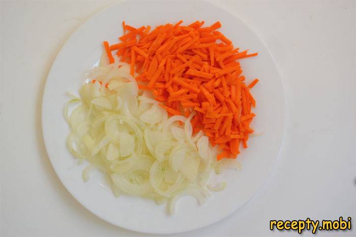 нарезанный лук и нашинкованная морковь - фото шаг 5