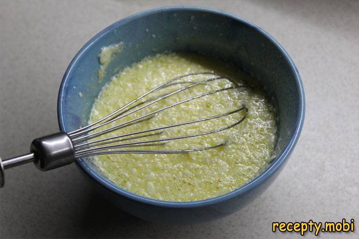 Соединить яйца с мягким маслом, солью, ванилью и сахаром - фото шаг 2