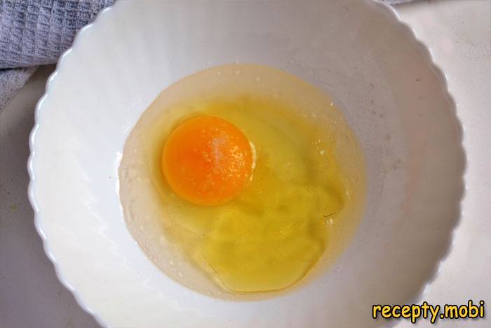 Добавив к яйцу соль и половник тёплого бульона - фото шаг 10