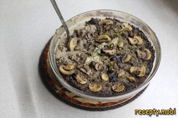 Запеченный паштет с грибами и перцем чили в духовке