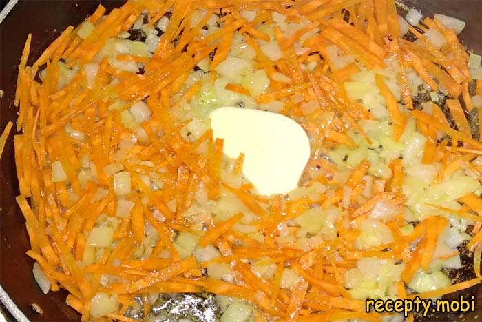 В сковороду с растительным маслом отправляем лук, морковь - фото шаг 9