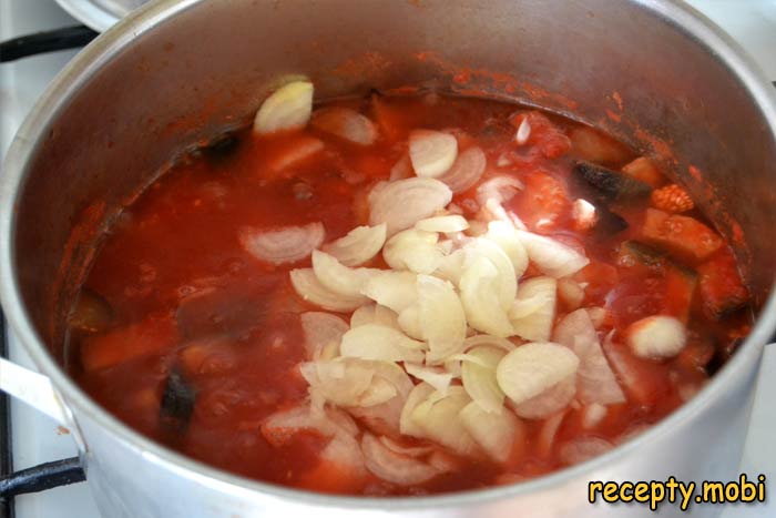 Отправляем лук в томатную массу к баклажанам - фото шаг 5
