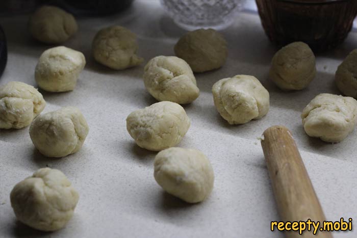 Divide the dough into fifteen identical balls - photo step 2