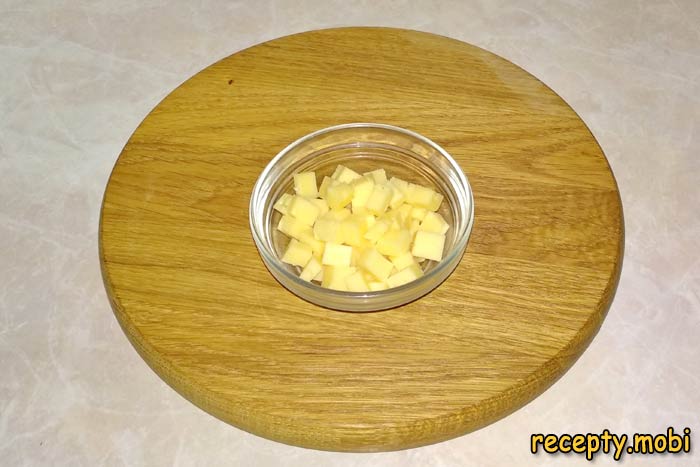 Твёрдый сыр тоже режем средним кубиком - фото шаг 10