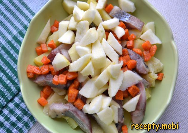 приготовление картофельного салата с сельдью - фото шаг 10