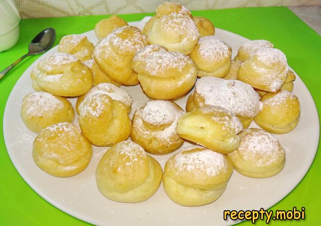 Eclairs with custard at home