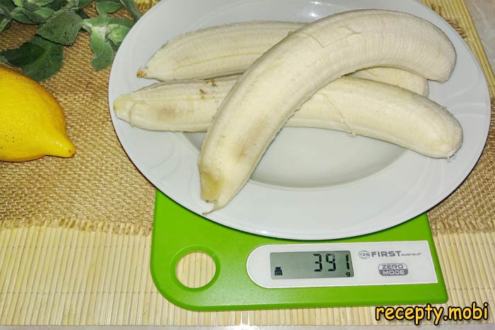 Бананы очищаем от кожуры - фото шаг 1