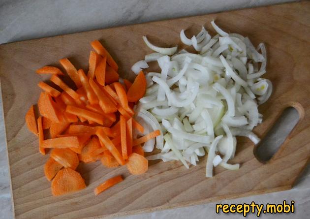 морковь и лук нарезанные - фото шаг 6