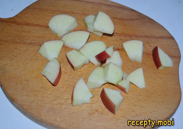 Дольки яблока разрезаем на кусочки - фото шаг 5